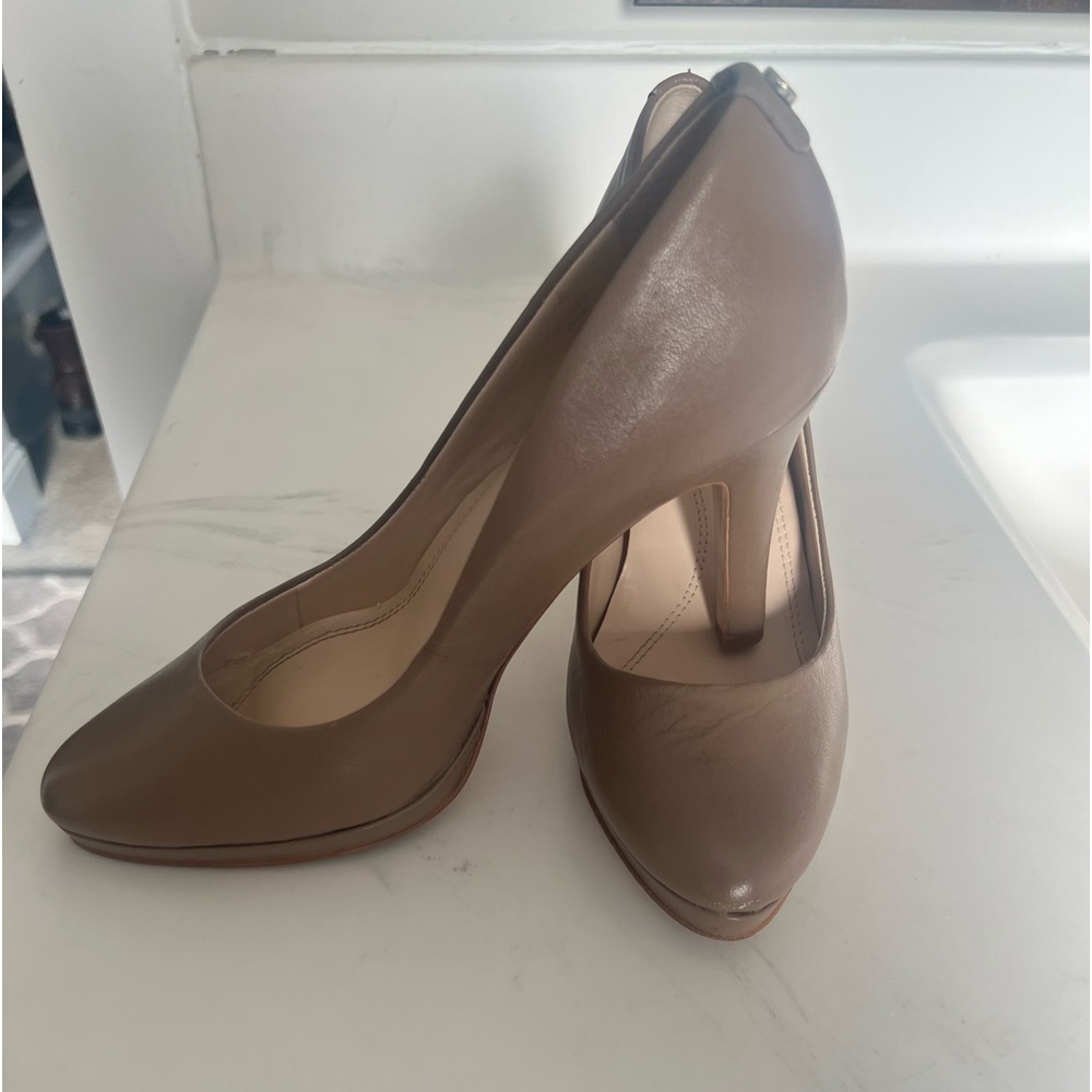 EUC. women’s dress shoe 3” heel slight platform